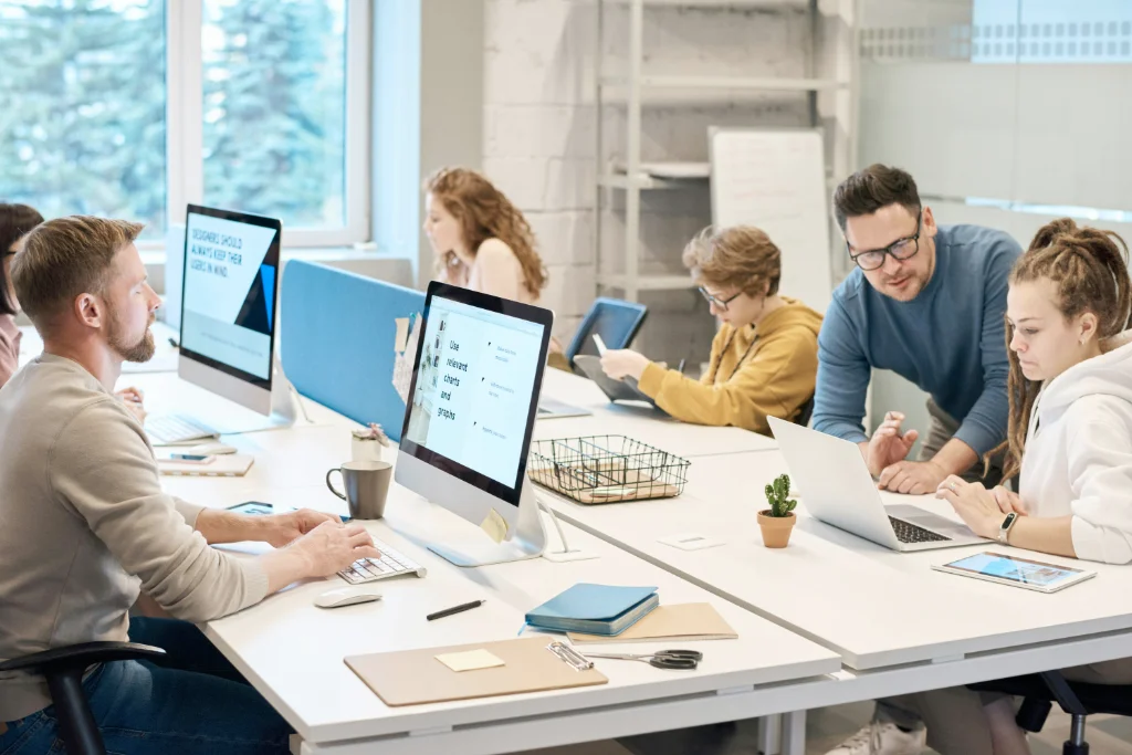 Team arbeitet an einem Datenprojekt auf einem Bildschirm