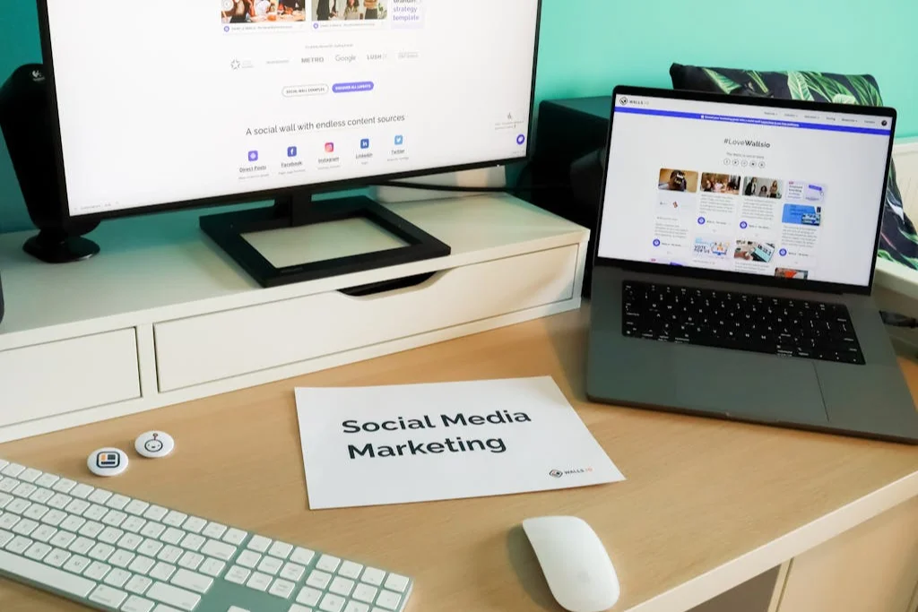 Marketingteam bespricht Auswertungen und Kampagnenkennzahlen